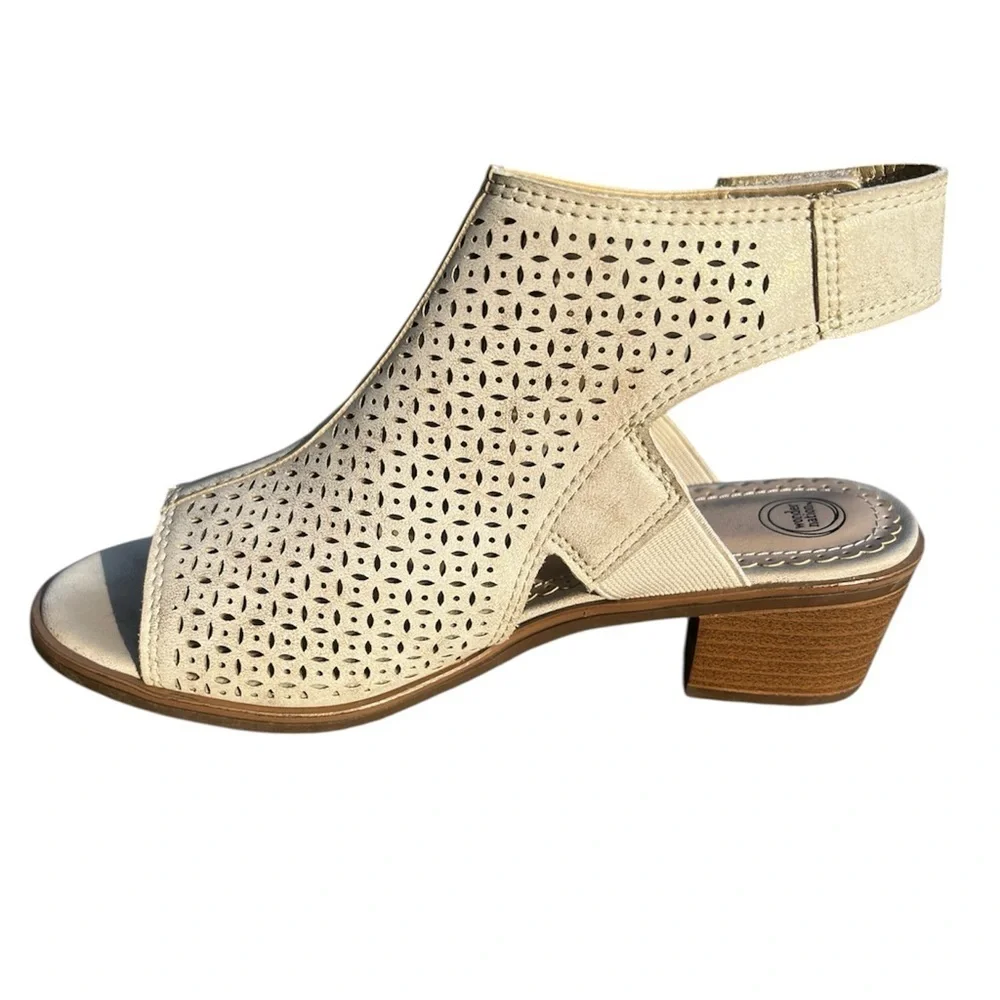 Wonder Nation Girl’s Cream Shimmering Sandals EUC 2